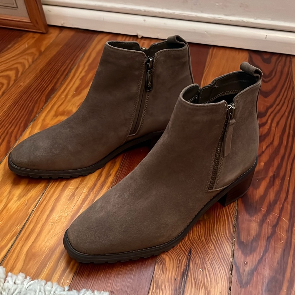 Blondo USA Samara waterproof bootie. Size 8, light brown suede color.